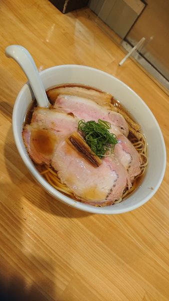 「醤油ラーメン大盛チャーシュートッピング」@川の先の上の写真