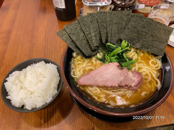 「醤油豚骨 大盛 無料ライス フォロワー海苔５枚」@らーめん三郷家の写真