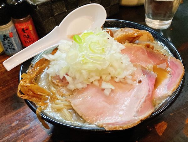 「【Twitter限定】背脂しょうゆにぼしらーめん＋鶏もも肉3枚」@濃麺 海月の写真