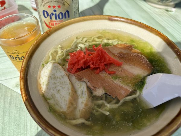 「アーサそば（中）800円＋オリオンビール」@なかむらそばの写真