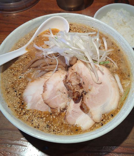 「白ごま坦々みそチャーシュー+半ライス」@らーめん工房 みそ玄の写真