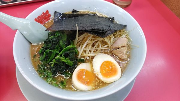 「味噌ラーメン　ネギ、味玉、ほうれん草トッピング」@山岡家 松本店の写真