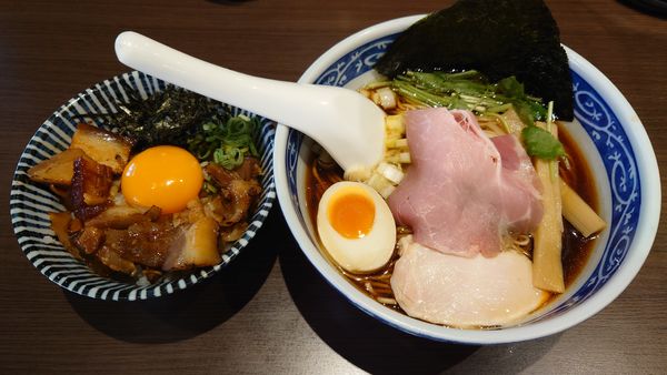 「煮干しそば（黒醤油） 830円 + チャーシュー丼 450円」@寿製麺よしかわ 坂戸店の写真