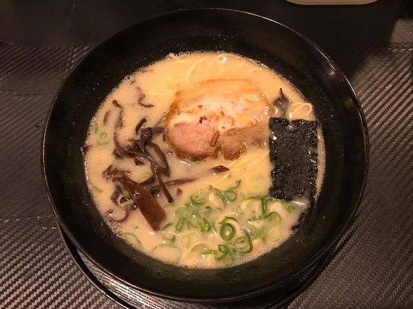 「豚骨ラーメン　500円」@ラーメン 〆の写真