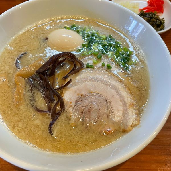 「豚骨ラーメン 800円 味玉 100円 麺少なめ -50円」@麺＆cafe Coi.Coi.の写真