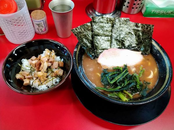 「ラーメン(油少)＋半チャーシューまぶし」@IEKEI_TOKYO 王道家直系の写真