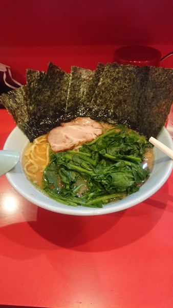 「ラーメン並　麺固め　濃いめ　油多め＋レンソウ＋ノリ」@横浜家系ラーメン 黄金家の写真