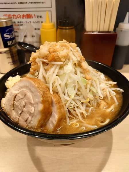 「大ラーメン豚マシ　野菜　ニンニク　アブラ」@鷹の目 蒲田店の写真