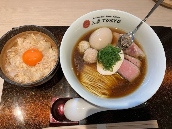 「特製ポルチーニ醤油らぁ麺　柚子と鶏節の卵かけご飯」@入鹿TOKYOの写真
