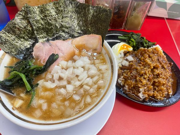 「ラーメン＋玉ネギ＋家系カレー」@家系ラーメン王道家直伝 との丸家 船橋店の写真
