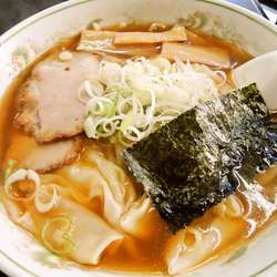 ワンタンメン（950円）