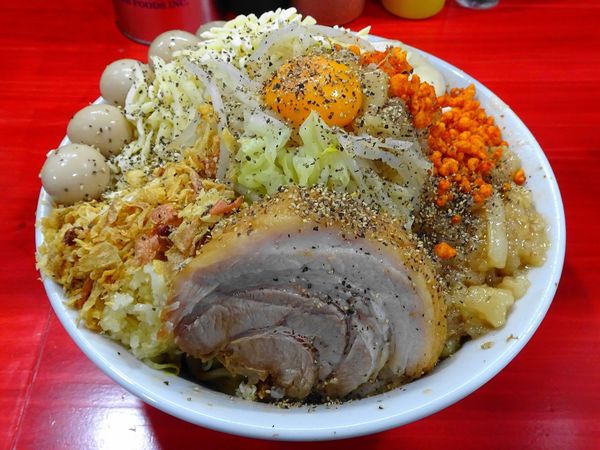 「汁なし：小（950円）＋うずら　ニンニク空揚げガリマヨ」@ラーメン鷹の目 明大前店の写真