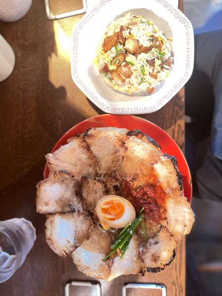 「肉盛り半カラ、ニンチャーハン」@焼豚ラーメン 三條の写真