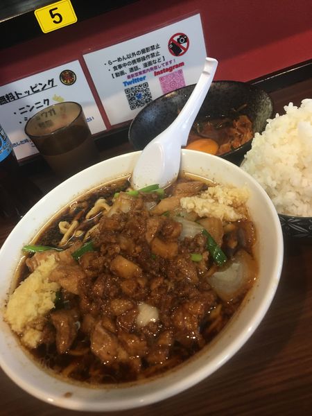 「スタ満ソバ　900円　シビカラ生卵150円　ライス110円」@元祖スタミナ満点らーめん すず鬼 熊谷うえちゃん店の写真