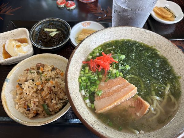 「アーサそばセット1100円（漬物、じーまみ豆腐、もずく酢）」@屋宜家の写真