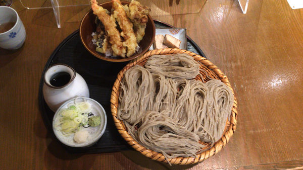「Ａセット(ざるそば+エビ付き天丼)1550円 そば大盛280」@そば味処 ぼっちの写真