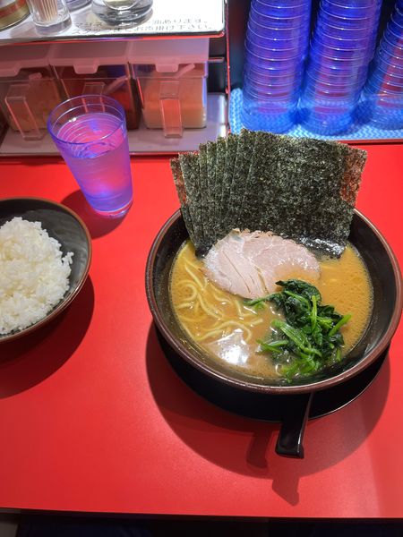 「海苔ラーメン硬め濃いめ、ライス」@横浜ラーメン 新横家の写真