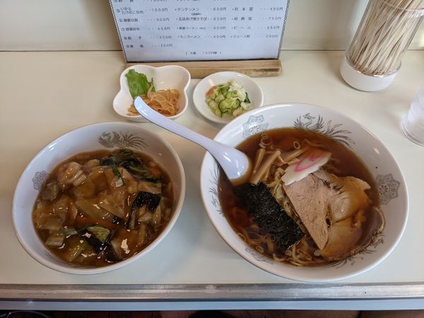 「ランチ（ラーメン＋ミニ中華丼）800円」@大門飯店の写真