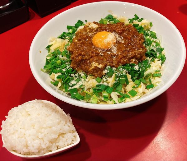 「【限定】チーズカレーの油そば(大盛り)追い飯付き」@らー麺 つけ麺 おぐりの写真