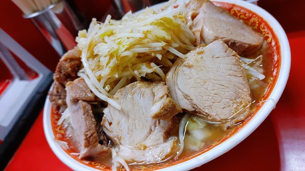 「麺増し大ぶた入り・カタカタ(ヤサイカラメ)￥950」@ラーメン二郎 上野毛店の写真