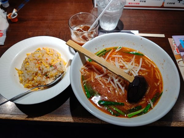 「本日の日替ランチ(①辛みそラーメン&半チャーハン)900円」@上海華龍 ヤマダ電機LABI1高崎店の写真