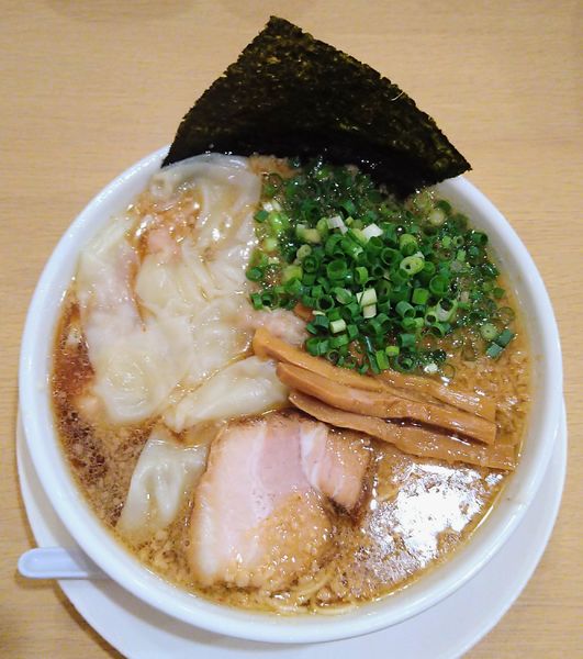 「正油わんたんめん」@博多長浜ラーメン 翔龍 小田原ぶらり横丁店の写真
