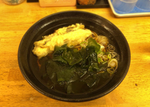 「わかめそば(360円)+天ぷら1ケ(70円)」@立喰そば・うどん ふじの写真