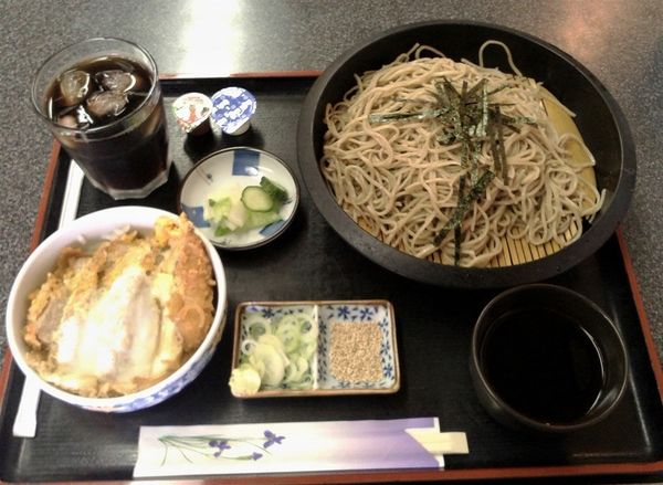「ミニどんぶりランチ(ざるそば大盛+ミニカツ丼)1100円」@花蔵の写真