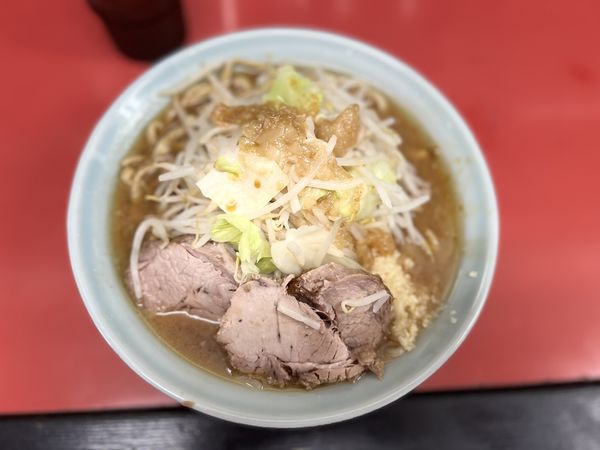 「ラーメン(ニンニク少し.アブラ)850円サービスチャーシュー」@ラーメン悔いなしの写真
