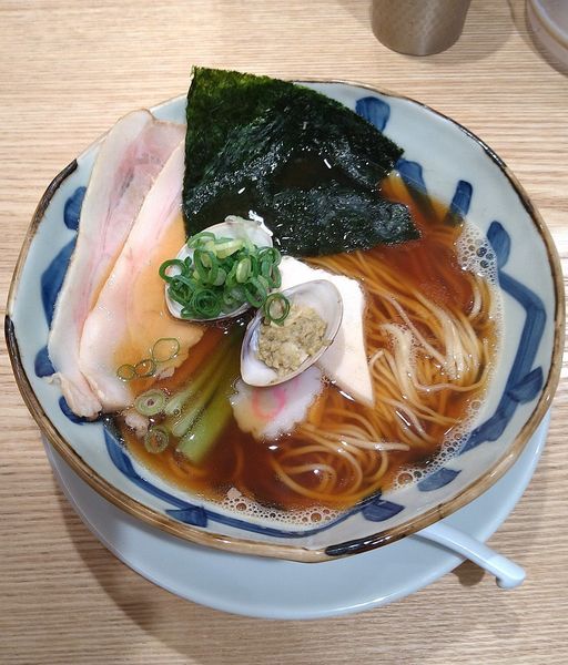 「蛤と煮干しの醤油らぁ麺 1000円」@貝と煮干し、時々濃厚の写真
