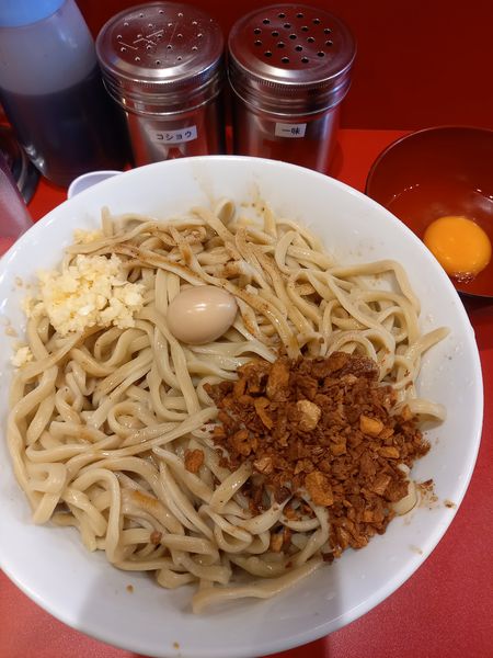 「冷やし油そば(魚)麺少な目￥880＋生卵￥50」@麺屋HEROの写真