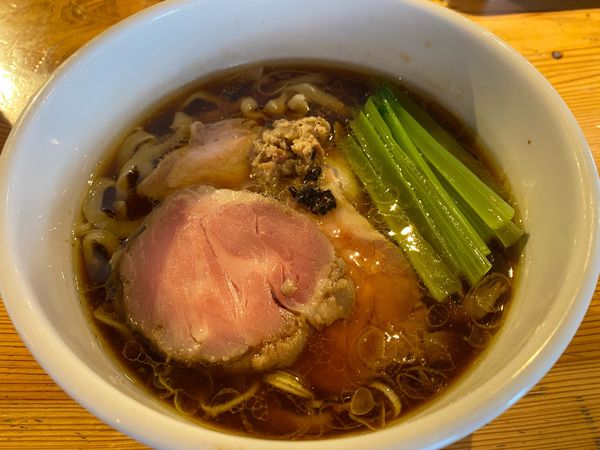 「地鶏と鶏と煮干しの重ね中華そば」@麺処 図鑑の写真