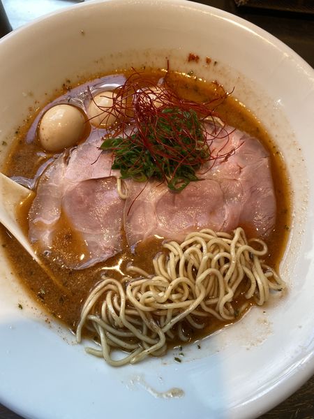 「スパイシーガーリックシュリンプ蕎麦1150」@さんじの写真