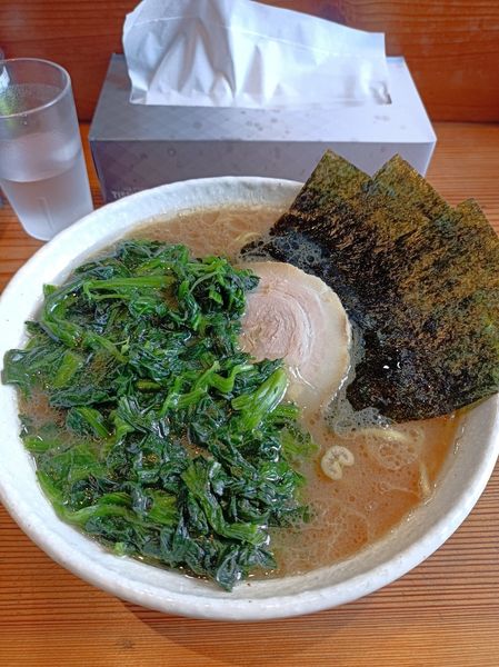 「ラーメン中盛、ほうれん草」@横浜家系ラーメン 満月家の写真