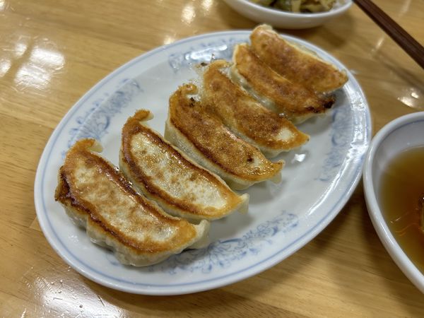 「焼餃子280円＋油淋鶏500円＋紹興酒グラス290円 他」@ぎょうざの満洲 東久留米駅前店の写真