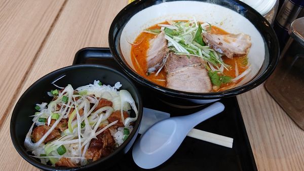 「とんこつ担々麺 チャーシュー丼」@由○ 品川港南店の写真