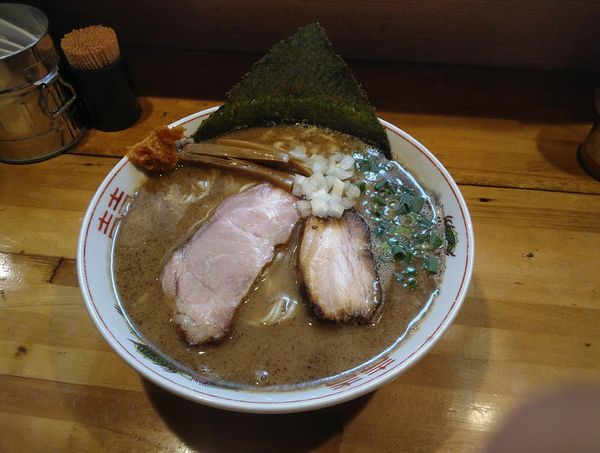 「豚骨魚介ラーメン800円」@なるめんの写真