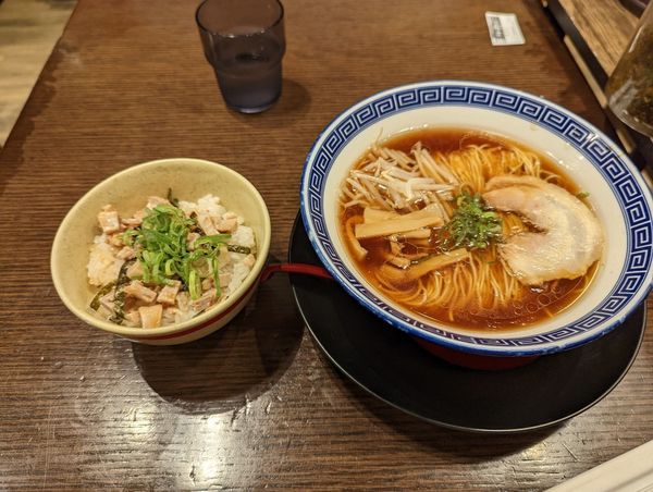 「醤油ラーメン・チャーシュー丼」@東京じゃんがら ecute上野店の写真