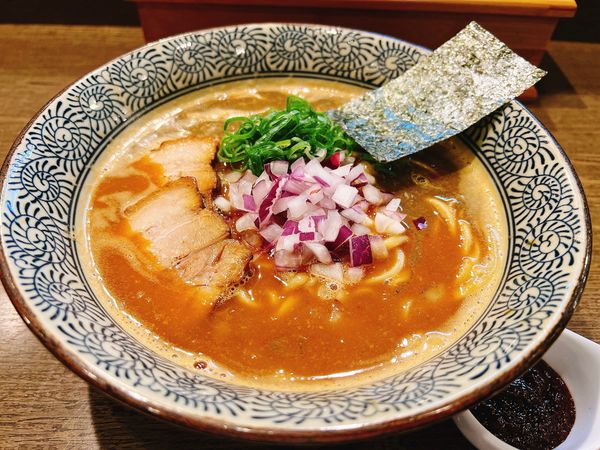 「辛豚骨煮干しらーめん」@らーめん楓の写真