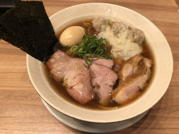 「特製醤油ラーメン　雲呑トッピング」@麺処 ほん田 秋葉原本店の写真