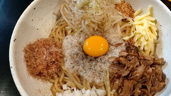 「まぜ豚そば（900円）+まぜ豚そば用追い飯（150円税込）」@まるぶし とんやの写真