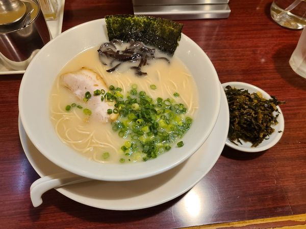 「まるきんラーメン+辛子高菜+替玉」@博多まるきんラーメン 雪谷店の写真