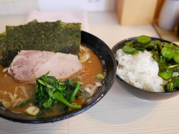 「ラーメン 並盛 麺硬め＋味濃いめ＋油多め＋ライス」@麺家 千祥の写真