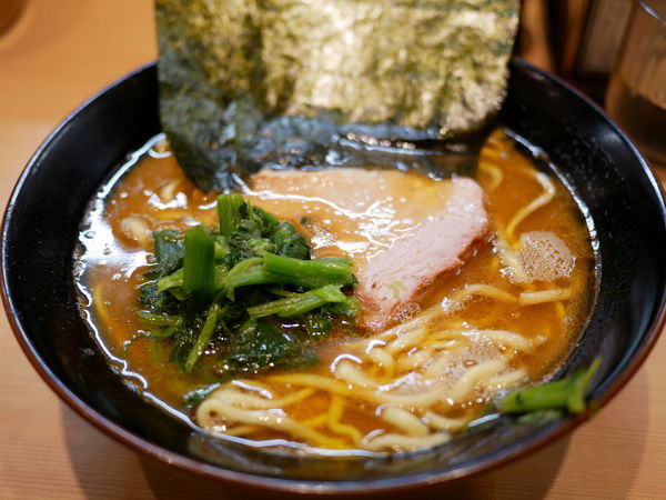 「ラーメン 並 麺硬め＋味濃いめ＋油多め」@輝道家直系 皇綱家の写真