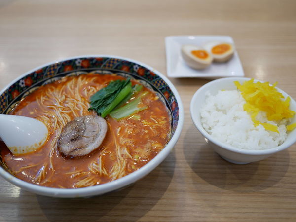「担々麺 麺バリカタ＋激辛＋ライス＋サービス味玉」@寿限無担々麺 上野店の写真