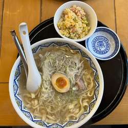 豚肉スープのこくネギラーメン　セットで950円
