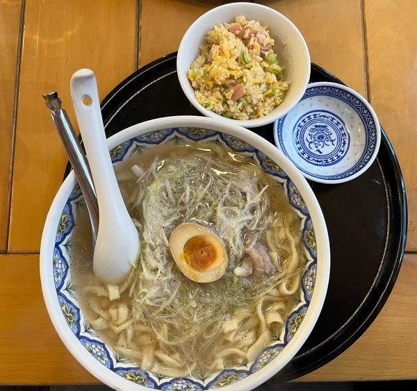 「豚肉スープのこくネギラーメン　セットで950円」@中国ラーメン 揚州商人 市川二俣店の写真