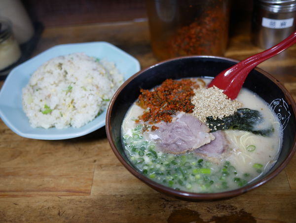 「博多ラーメン 粉落とし＋セット炒飯」@博多ラーメン長浜や 上野店の写真