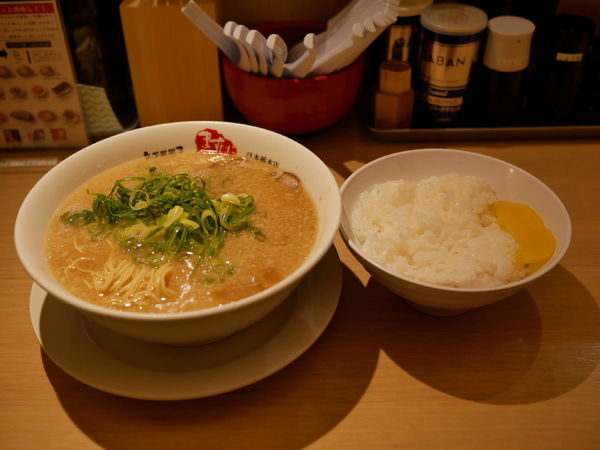 「ラーメン 並 麺30秒硬め＋脂多め＋セルフ辛いの多め＋セルフ」@京都銀閣寺 ますたにラーメン 日本橋本店の写真