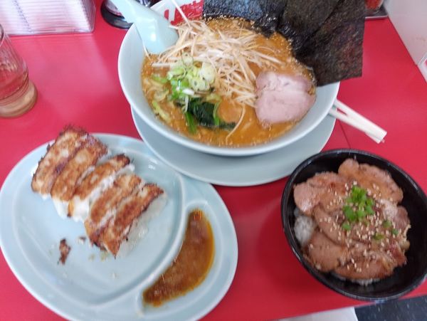 「C(特製味噌＆餃子＆チャーシュー丼)1110円白髪ネギ無料」@山岡家 柏店の写真